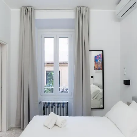 White And Hotel Rom